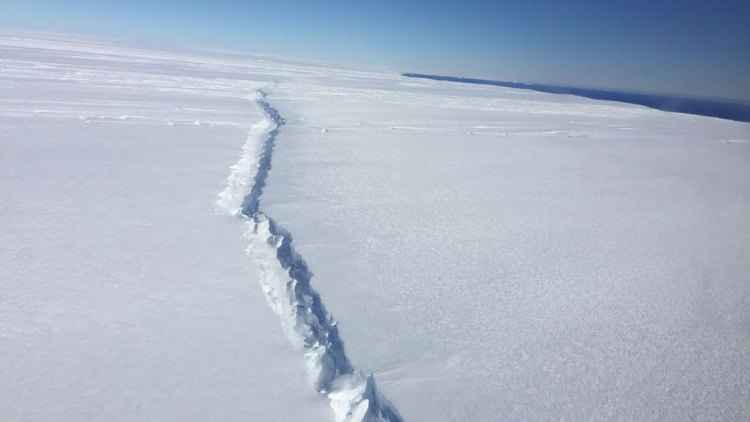Resultado de imagem para iceberg gigante se desprende 2017