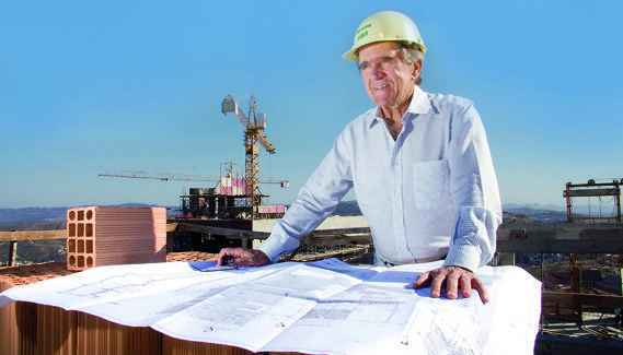 O engenheiro Carlos Carneiro Costa,  em um das obras da construtora na capital(foto: Junia Garrido)