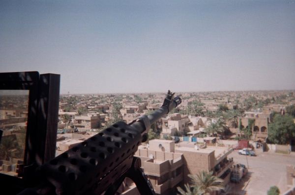 Dos trs dias que se repetem na vida de um soldado americano no Iraque, um deles  destinado  vigilncia nas torres que circundam bases militares(foto: Arquivo Pessoal/Divulgao)