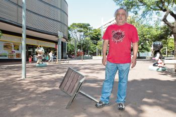 Rubens de Oliveira Batista, dono da Livraria Status, no quarteiro fechado da rua Pernambuco: aluguel trs vezes mais caro e preocupao constante com a ao de vndalos. 