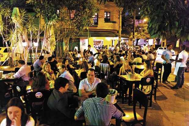 Dias movimentados, noites badaladas: bairro da regio Centro-Sul concentra 60 estabelecimentos, entre bares e restaurantes(foto: Samuel G/Encontro)