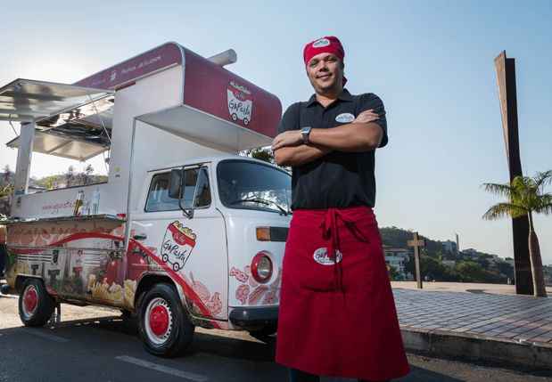 O empresrio Max Ladeira no carro do Go Pasta Fresh: amigos o chamaram de louco por apostar na ideia(foto: Pedro Nicoli/Encontro)