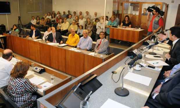 As autoridades presentes na audiência da ALMG prometeram analisar os problemas apontados pelos moradores da região do estádio(foto: Ricardo Barbosa/Divulgação) As autoridades presentes na audiência da ALMG prometeram analisar os problemas apontados pelos moradores da região do estádio(foto: Ricardo Barbosa/Divulgação)