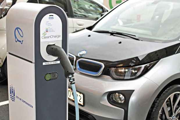 Carro sendo abastecido em posto de eletricidade na Dinamarca: viabilidade dos modelos no Brasil depende de infraestrutura e menos impostos; na foto abaixo, detalhe do carregador europeu(foto: Divulgação) Carro sendo abastecido em posto de eletricidade na Dinamarca: viabilidade dos modelos no Brasil depende de infraestrutura e menos impostos; na foto abaixo, detalhe do carregador europeu(foto: Divulgação)
