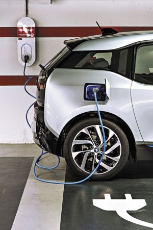 Automóvel plugado em garagem de residência na Europa: no Brasil, essa é uma realidade ainda distante(foto: Divulgação) Automóvel plugado em garagem de residência na Europa: no Brasil, essa é uma realidade ainda distante(foto: Divulgação)