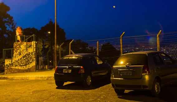 Carros com casais ocupam o mirante durante a noite: espao transformado em local de encontros(foto: Joo Carlos Martins, Geraldo Goulart, Divulgao)