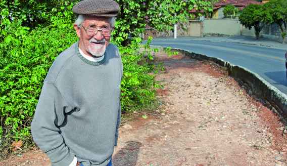 Planalto, regio norte - Antnio Evangelista, 89 anos, na avenida ltimo de Carvalho(foto: Paulo Mrcio, Eugnio Gurgel)