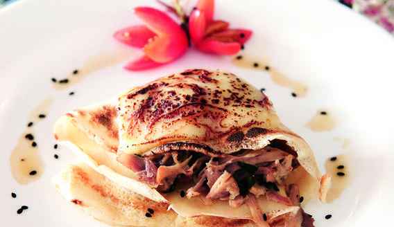 O crepe leva carne de galinha caipira e o famoso requeijo de raspa: sabores marcantes e bem mineiro(foto: Rogrio Siqueira)