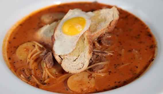 Sopa crioula, com espaguete, batata, fil, aj panca e leite(foto: Paulo Cunha/Outra Viso )