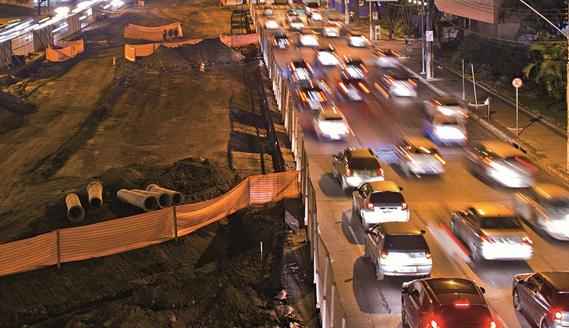 Trnsito pesado na avenida Cristiano Machado, uma das principais vias de acesso a Confins.(foto: Geraldo Goulart; Lo Arajo; Eugnio Gurgel)