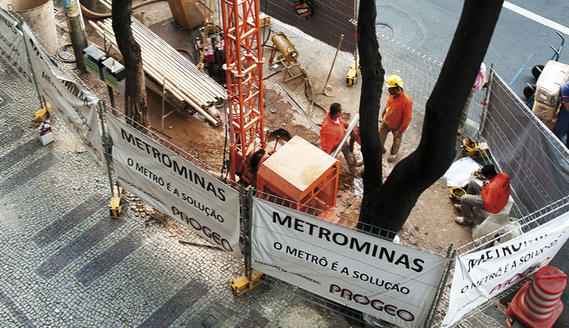 Escavaes em plena Afonso Pena(foto: Leo Arajo)