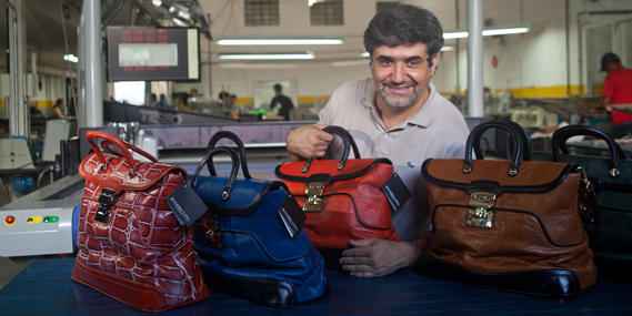 Rogrio Lima na fbrica da marca, com as bolsas que bombaram nas mos de Carminha (foto: Geraldo Goulart)