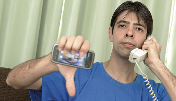 O psiclogo Alexandre Alvarenga   est cansado dos problemas  constantes com o celular(foto: Samuel G, Eugnio Gurgel)