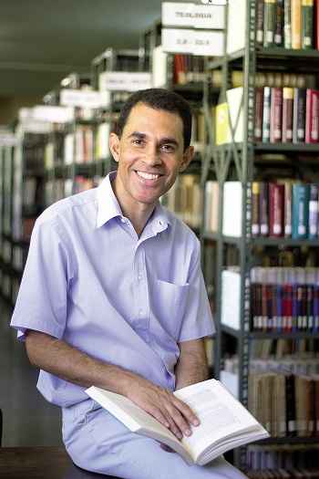 Elton Vitoriano Ribeiro, diretor da biblioteca Padre Vaz: referncia na Amrica Latina quando o assunto  filosofia e teologia(foto: Joo Carlos Martins)