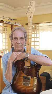 Beto Guedes e a guitarra fabricada por ele, que leva seu sobrenome: 