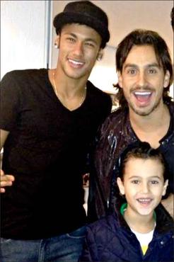 Neymar, que foi recebido em Belo Horizonte por Wallace Soares e o filho Pietro(foto: Arquivo Pessoal/Reproduo)