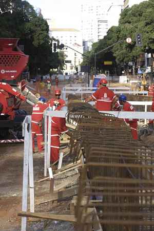 Obras do BRT: atrasos, fechamento de vias na Copa das Confederaes e eficcia do sistema esto no alvo de especialistas(foto: Eugnio Gurgel)