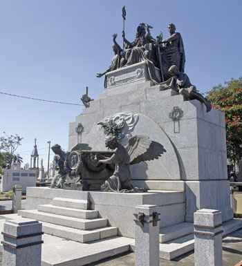 Tmulo do ex-presidente do estado, Raul Soares: o maior monumento do Bonfim representa a importncia do homem pblico e  um dos mais visitados(foto: Cludio Cunha)