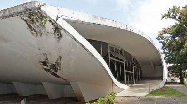 Auditrio do Estadual Central: em formato de mata-borro e projetado por Oscar Niemeyer, ter a esttica restaurada(foto: Paulo Mrcio)