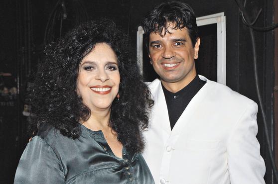 Marcelo Ramos, regente titular da Orquestra Sinfnica de Minas Gerais, com a cantora Gal Costa(foto: Paulo Lacerda/Divulgao)