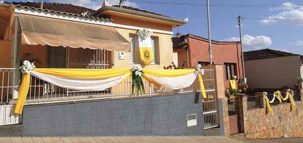 Casas de Baependi enfeitadas de amarelo e branco, as cores do Vaticano, em homenagem  cerimnia realizada na cidade do Sul de Minas(foto: Glucia Rodrigues)