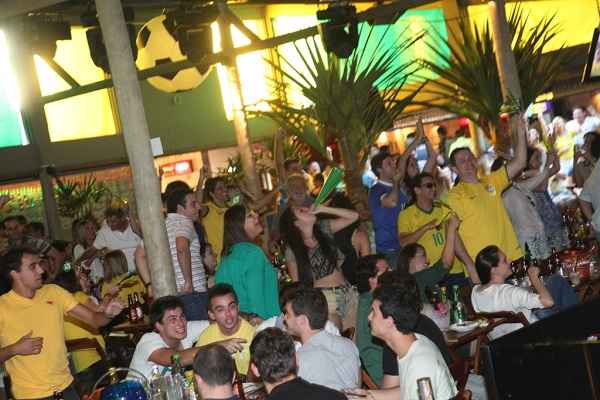 A torcida pelo Brasil contra o Uruguai foi animada no Clube Chalezinho(foto: Francisco Dumont/Divulgao)
