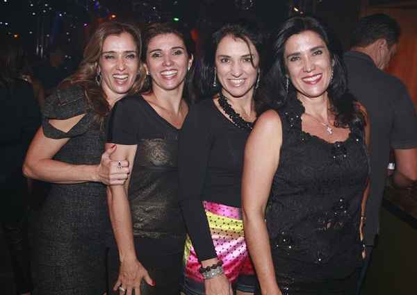 (foto: As irms Guiliane, Alssia, Fernanda e Patrcia Nogueira na festa Inevitvel Disco)