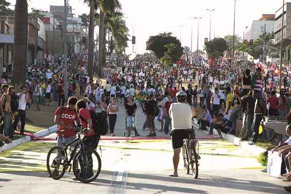 Manifestantes nas avenidas Antnio Carlos, no dia 26 de junho: protesto reuniu pessoas de diversas idades (foto: Cludio Cunha)