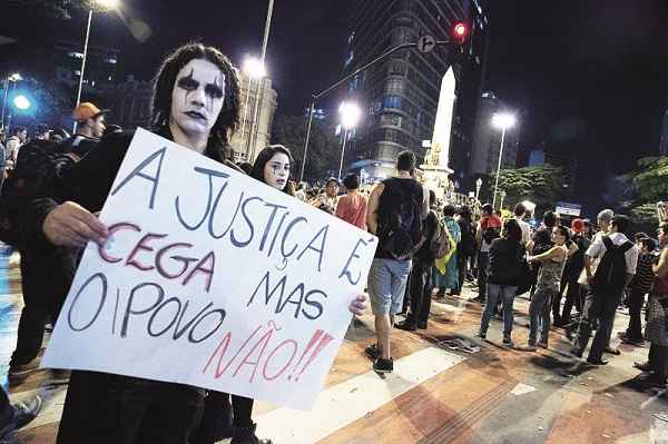 Palco de protestos, a praa Sete foi o cenrio de vrios momentos das manifestaes: o combate  corrupo na pauta do dia   (foto: Cludio Cunha)