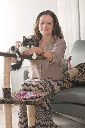 A representante comercial Luciana Barros Brbara no mede esforo para agradar a sua gata, Victoria Maria: 