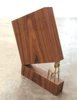 O artista Srgio Machado em seu ateli, em BH: tubares em madeira reciclada e tcnica diferenciada. No detalhe, cadeira esculpida diretamente na madeira(foto: Eugnio Gurgel)
