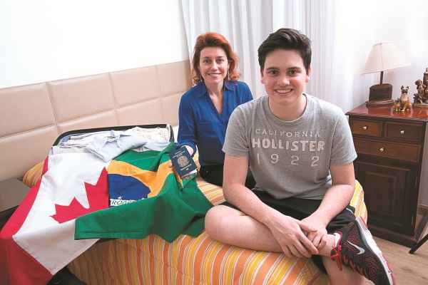 Arthur Coelho, de 16 anos, que estuda ingls desde os 9 e vai morar no frio Canad por um ano, com apoio da me, Luciana Coelho: hora de realizar um sonho(foto: Leo Arajo)