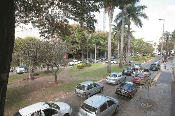 Avenida Pasteur, na rea hospitalar de Belo Horizonte: regio, uma das mais disputadas para  vagas na cidade, pode ter estacionamento subterrneo(foto: Eugnio Gurgel)