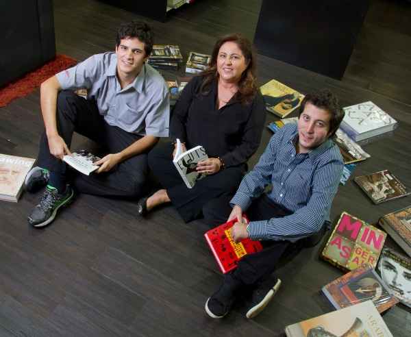Vnia Bernardes entre os filhos, Rodrigo e Guilherme, scios das lojas que a Leitura vai inaugurar no Rio de Janeiro: 