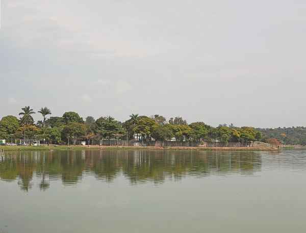 A lagoa da Pampulha  a maior e mais conhecida bacia de conteno de guas de BH: atualmente, assoreada e poluda, est em processo de revitalizao(foto: Thiago Mamede)
