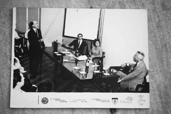 Na primeira foto, participao nos congressos odontolgicos brasileiro e  internacional, em 1965, no Rio de Janeiro. Na prxima foto, como docente da Faculdade de Odontologia da UFMG, em 1953(foto: Arquivo pessoal/Reproduo Eugnio Gurgel)