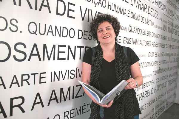 Rejane Dias, diretora-executiva do grupo Autntica: editoras mantm blogs prprios para divulgar seus lanamentos e incrementar vendas(foto: Roberto Rocha)