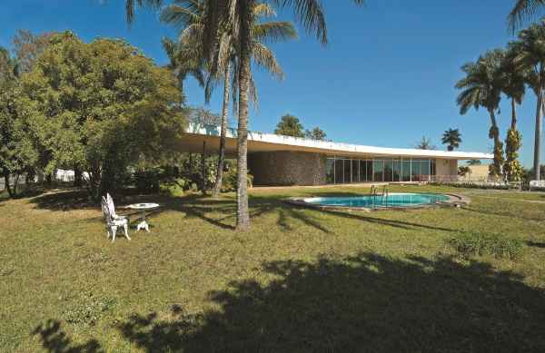 Casa projetada por Oscar Niemeyer em 1954 e  venda por cerca de R$ 7 milhes  sede da Casa Cor Minas Gerais deste ano: para exaltar os detalhes originais da obra, a curadoria da mostra estipulou que 50% do piso e das paredes internas no poderiam ser cobertos.(foto: Jomar Bragana)