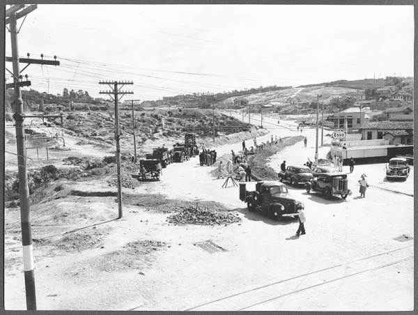 Avenida da Pampulha em plena construção: a via foi projetada, na década de 1940, durante o governo de Juscelino Kubistchek, para dar acesso à região da Pampulha(foto: Wilson Baptista)