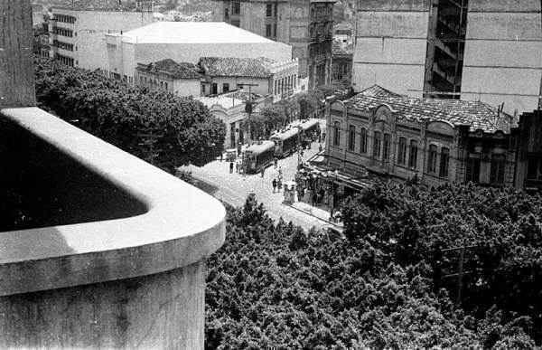 A imagem, feita da sacada do edifício Mariana, retrata a avenida Afonso Pena em 1952, recheada com seus frondosos fícus. A esquina onde o bonde passa é da rua São Paulo(foto: Wilson Baptista)
