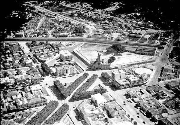 Vista aérea do antigo prédio da Feira Permanente de Amostras: a avenida Afonso Pena se destaca ao centro da imagem com seus frondosos fícus(foto: Wilson Baptista)