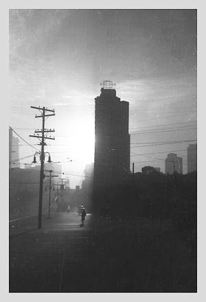 Nascer do sol na avenida Amazonas em 1955: destaque para a silhueta do edifício Tupis, mais conhecido como Balança Mas Não Cai(foto: Wilson Baptista)