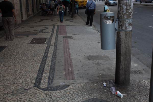 Exemplo de lixo espalhado pelas ruas de Belo Horizonte: cidados mal-educados esto agora na mira do poder pblico(foto: Geraldo Goulart)