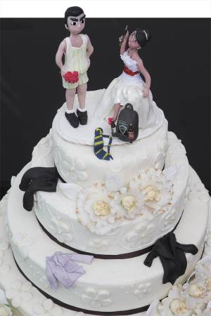Detalhe do bolo da festa dos descasados, simbolizado pela noiva que, com a chave da casa nas mos, pe o ex-marido para fora com mala, cervejas e sem as roupas: reao contra a frustrao(foto: Eugnio Gurgel)