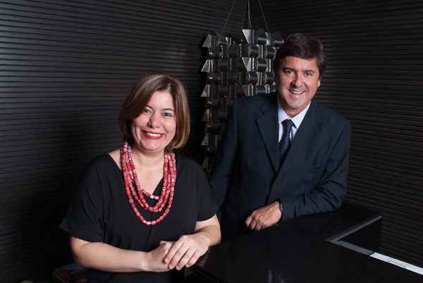 A gerente Solange Steckelberg e Jorge Lipiani, diretor-executivo do departamento de gesto de negcios culturais e esportivos do Bonsucesso: 