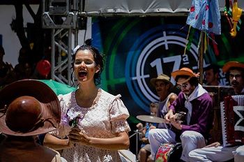 A Cia Teatral Manicmicos apresentou a mistura de circo e msica popular brasileira(foto: Nereu Jr/Universo Produes/Divulgao)