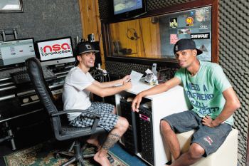 MC Papo em estdio com CJ O Prncipe: da parceria que mescla funk e reggaeton j surgiram Venenosa e Baby(foto: Samuel G/Encontro)