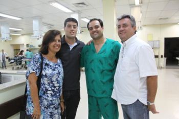 O cirurgião geral Leonardo Porto ao lado do jovem Guilherme Frauche e seus pais Gonçalo e Andréa Frauche em visita ao Hospital João XXIII(foto: Alexandra Marques/Agência Minas/Divulgação) O cirurgião geral Leonardo Porto ao lado do jovem Guilherme Frauche e seus pais Gonçalo e Andréa Frauche em visita ao Hospital João XXIII(foto: Alexandra Marques/Agência Minas/Divulgação)
