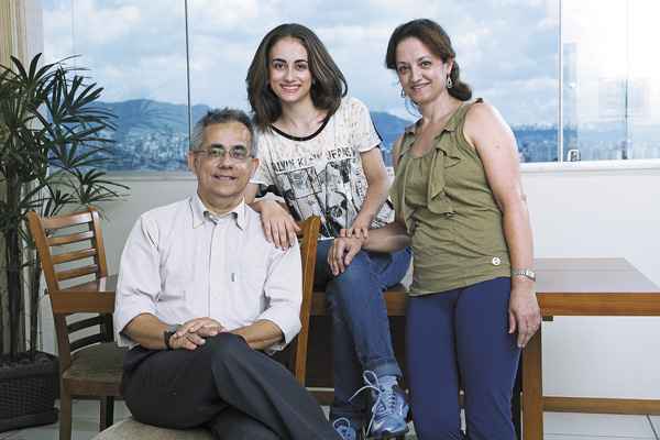 Mariana entre os pais, o engenheiro Clio e a psicloga Belmira: 