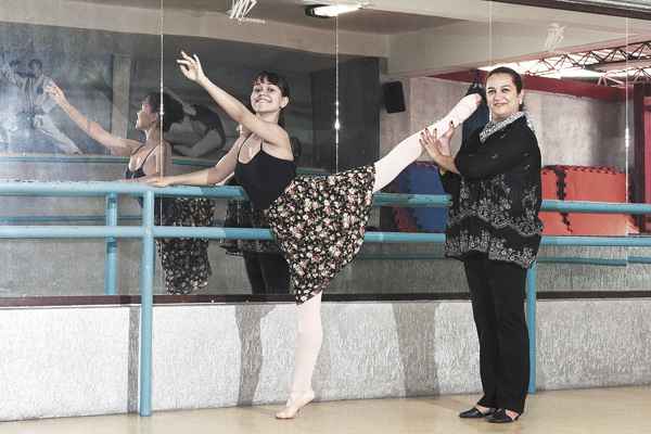 A amiga Priscila e a professora de bal, Adriana Villela: 